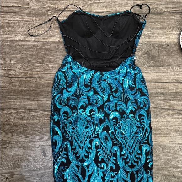 Teal Maxi Dress with Intricate Patterns - Picture 5 of 7
